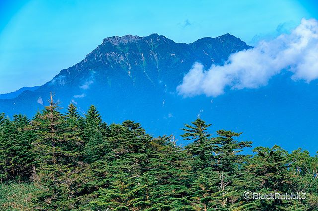 瓶ヶ森から眺める石鎚山（愛媛県西条市、高知県本川村）