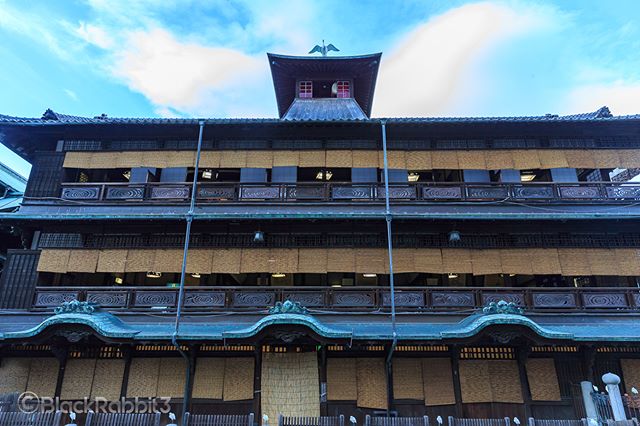 道後温泉本館、正面左側pic（夏の早朝）