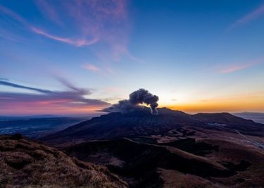 夜明け前（杵島岳山頂にて）